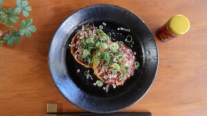 玄米100gと卵を混ぜるだけ！グルテンフリー＆高タンパクなお好み焼きごはん